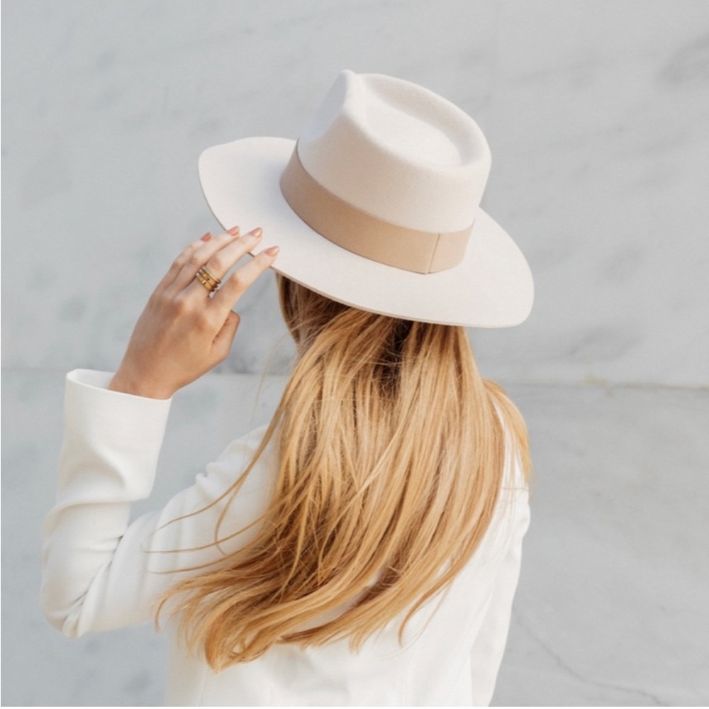 Teressa Foglia x Curateur Hat